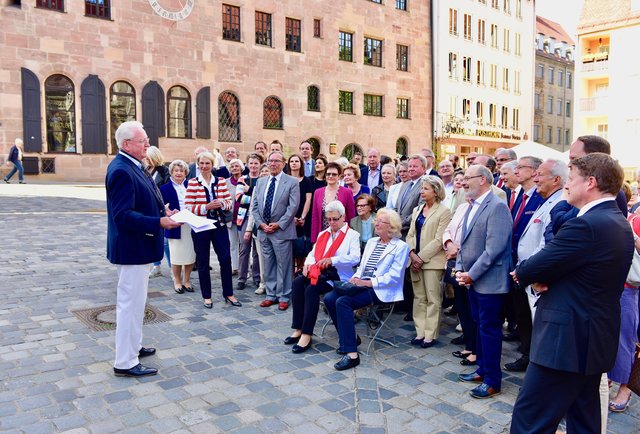 Dr. Joachim Reitenspiess, Präsident des Lions Club Nürnberg Noris, bei seiner festlichen Rede, für die er Lukas 2, Vers 1 mit Humor umdichtete. Foto: © Peter Maskow