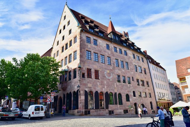 Die stolze Nachbarin der Sebalduskirche und des Pfarrhofs samt Chörlein: das Schürstabhaus. Es gehört zu den wichtigsten Baudenkmälern der Nürnberger Altstadt und ist eine Station der Historischen Meile Nürnberg. Foto: © Peter Maskow