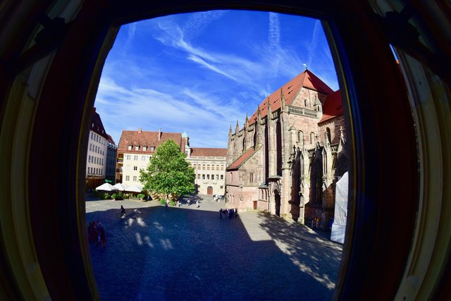 Blick aus dem Chörlein auf den Sebalder Platz. Foto: © Peter Maskow