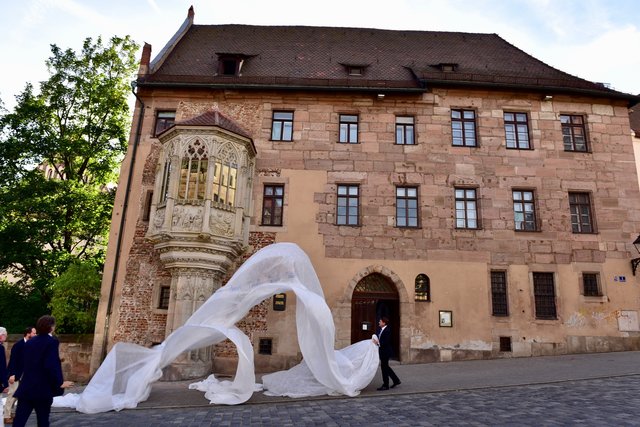 Nach mehreren Versuchen gibt die Plane den ersten Blick aufs Chörlein frei! Foto: © Peter Maskow