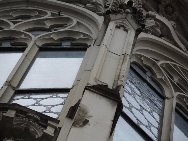 Hier fehlten ganze Steinplatten an der Fassade. Foto: © Janecek