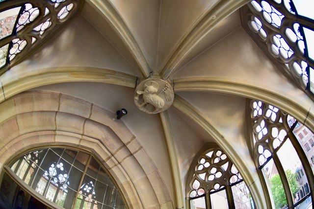 Im Innern des Chörleins. An der Decke der Schlussstein. Foto: © Peter Maskow