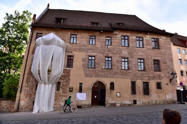 Noch ist das Chörlein mit einer gewaltigen Plane aus Spargelfolie verhüllt. Foto: © Peter Maskow