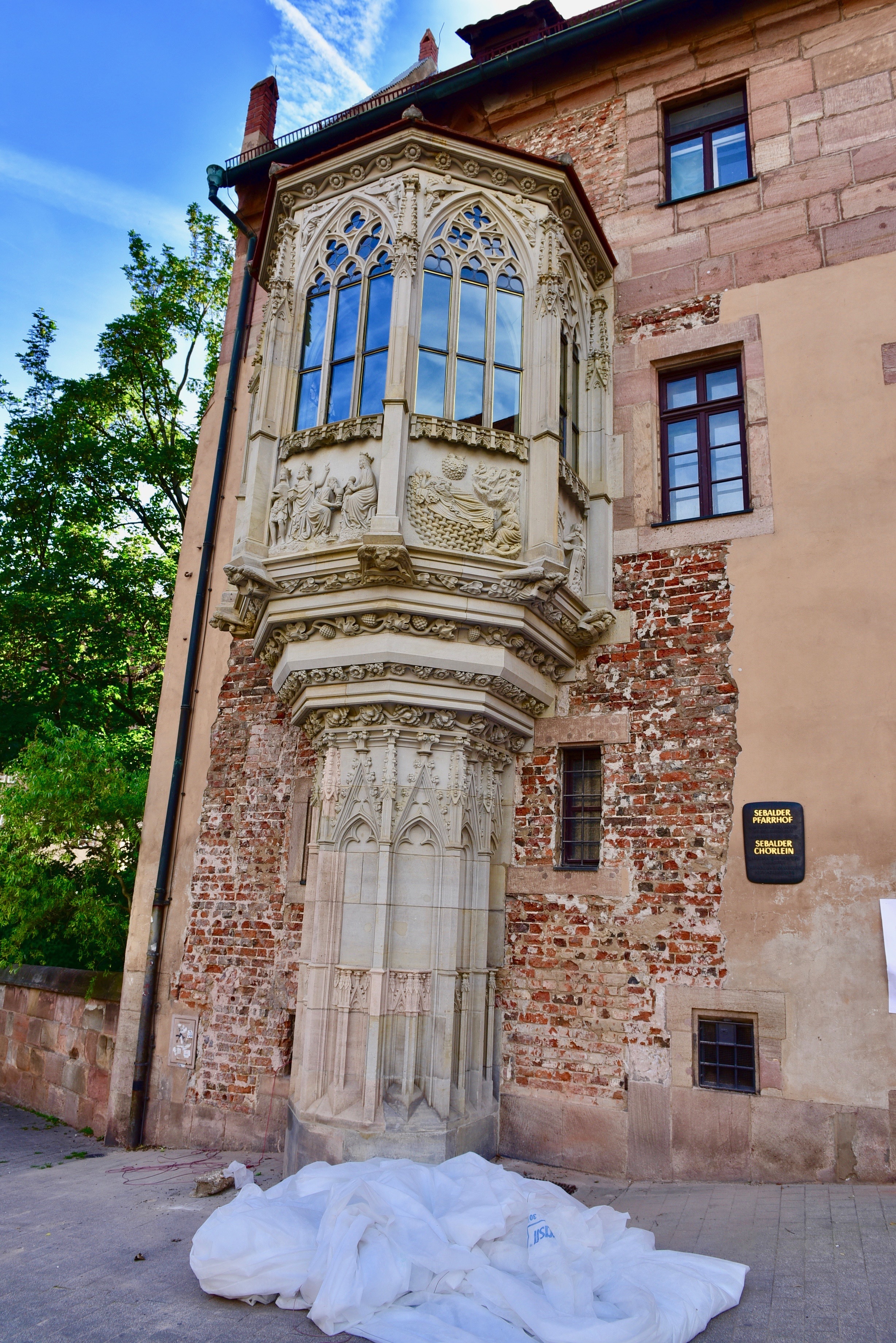 In frisch sanierter Pracht zeigt sich das fast zehn Meter hohe Sandsteinchörlein. Es zeigt architektonisch und gestalterisch große Verwandtschaft mit dem zeitgleich erbauten spätgotischen Ostchor. Foto: © Peter Maskow