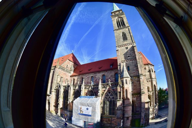 Blick aus dem Chörlein hinüber zur Kirche St. Sebald. Foto: © Peter Maskow