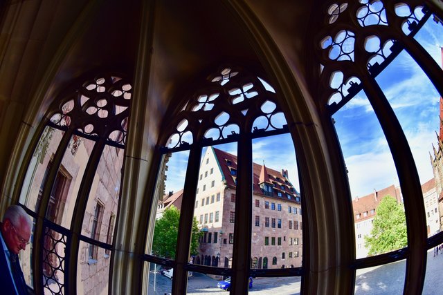 Der Blick aus dem zehn Meter hohen Chörlein hinüber zum mächtigen Schürstabhaus. Foto: © Peter Maskow