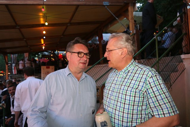 Gute Stimmung beim Wirtschafts- und Medienstammtisch auf der Erlanger Bergkirchweih. Foto: John R. Braun
