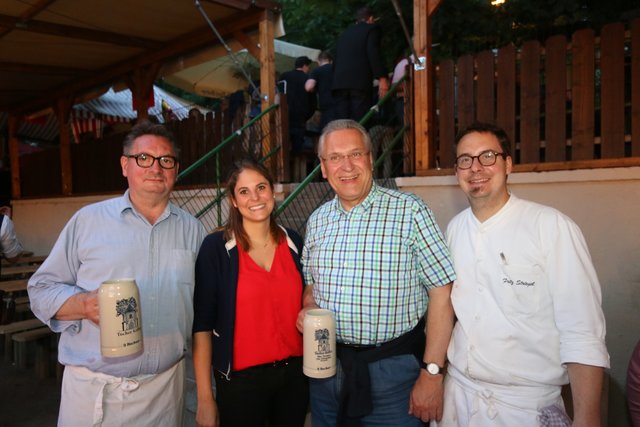 Kellerwirt Fritz Striegel (l.) und Küchen-Chef Fritz Junior Striegel (r.) sowie Tochter Katharina mit Innenminister Herrmann. Foto: John R. Braun