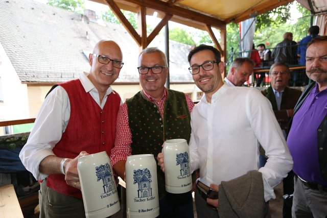 Bernd Herrmann, (M.) Tucher-Verkaufsdirektor, Erlangens Berg-Referent Konrad Beugel (l.) und Alexander Schreck, Verkaufsleiter PKW Mercedes-Benz Nürnberg. Foto: John R. Braun