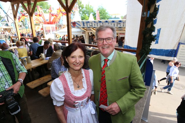Roland Burgis, stellvertretender Vorstandsvorsitzender Sparkasse Nürnberg, Mit Schlossgartenfest-Organisatorin Ursula Ertl. Foto: John R. Braun