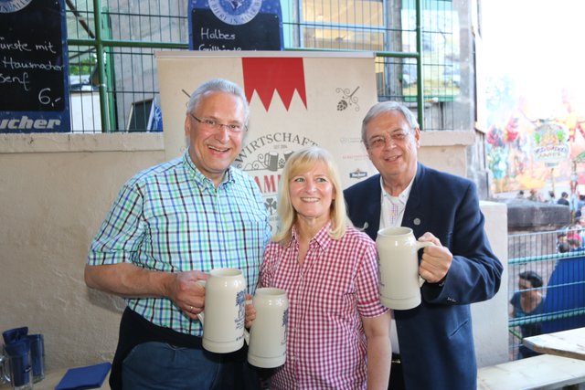 Gute Stimmung beim Wirtschafts- und Medienstammtisch auf der Erlanger Bergkirchweih. Foto: John R. Braun
