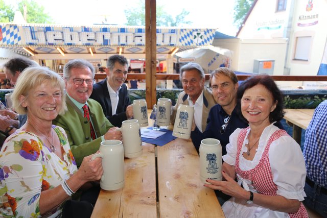 Gute Stimmung beim Wirtschafts- und Medienstammtisch auf der Erlanger Bergkirchweih. Foto: John R. Braun