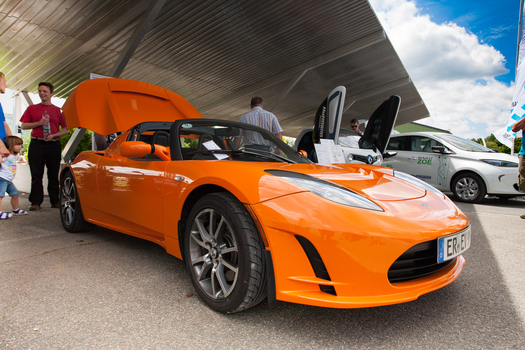 Obwohl er inzwischen nicht mehr gebaut wird, war der Tesla Roadster beim letzten Schautag Elektromobilität in Ebermannstadt ein Publikumsmagnet. Foto: R. Rosenbauer