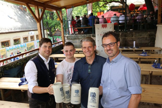 Tucher-Gastronomiedirektor Jörg Träger (r.) und Nikolas Zitzelsberger (l.), Tucher-Eventmanager, begrüßen Thomas Gröne und Sohn Dominik als erste Gäste. Foto: John R. Braun