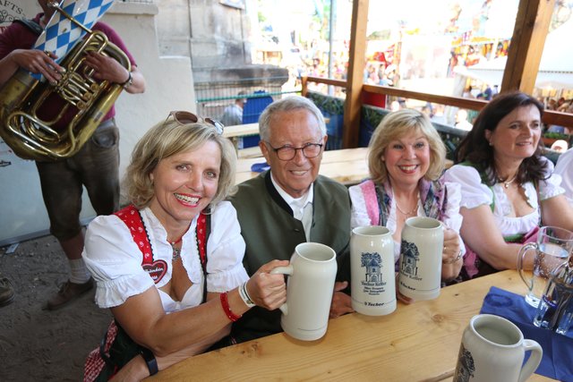Alexandra Wunderlich (l.), CSU-Kreisvorsitzende Erlangen, Gerswid Herrmann, Ehefrau Innenminister Herrmann, und Dieter Gewalt, Mälzerei Gebr. Steinbach. Foto: John R. Braun