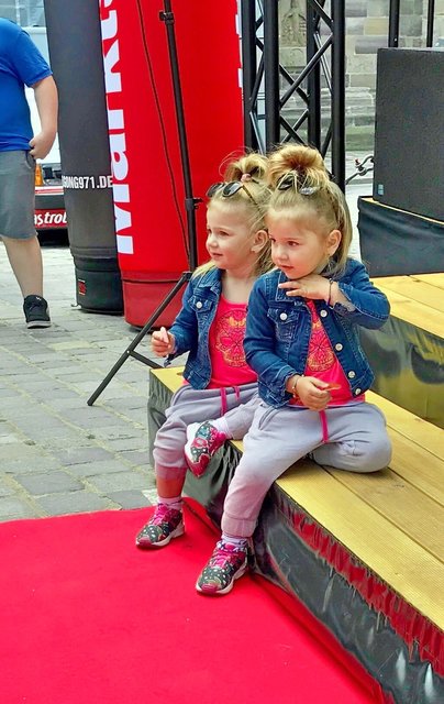 Diese beiden kleinen Damen liefen außer Konkurrenz, verzauberten das Publikum. Foto: © Peter Maskow