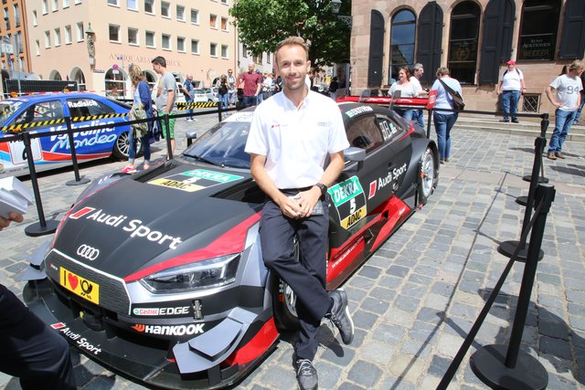 Audi-Fahrer René Rast an seinem neuen RS5. Foto: © Jürgen Friedrich.