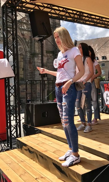 Auf geht's! Die Finalistinnen der Wahl zur Miss Norisring 2017 stehen auf der Bühne am Sebalder Platz. Foto: © Peter Maskow