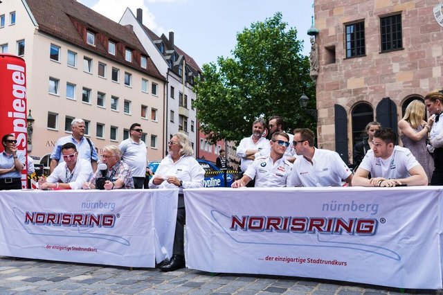 Die Jury (v.l.): Peter Maskow (MarktSpiegel), Fotograf Jürgen Friedrich, Wolfgang Schlosser (MCN), MArco Wittmann (BMW), René Rast (Audi) und Edorado Mortara (Mecedes). Foto: © Marco Huber