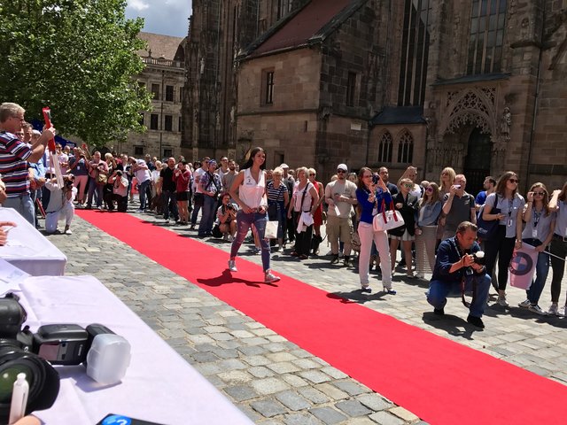 Volle Hütte im Schatten von St. Sebald: die Wahl zur Miss Norisring 2017 war ein Publikumsmagnet. Foto: © Peter Maskow