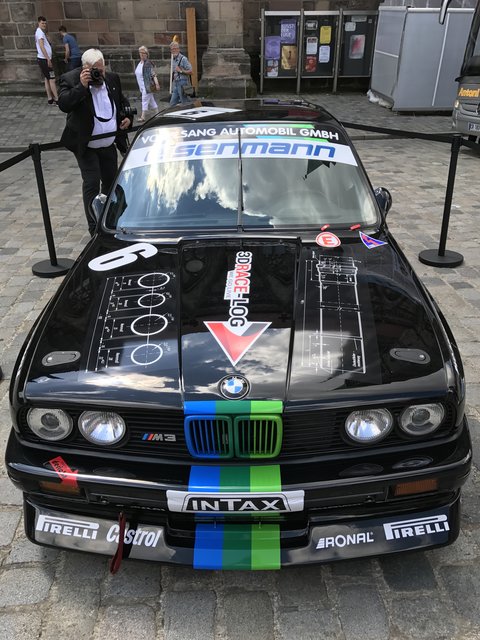 Auch die alten Haudegen präsentierten sich bei der DTM-Show, wie hier ein BMW M3, das erfolgreichste Tourenwagen-Modell aller Zeiten. Foto: © Peter Maskow