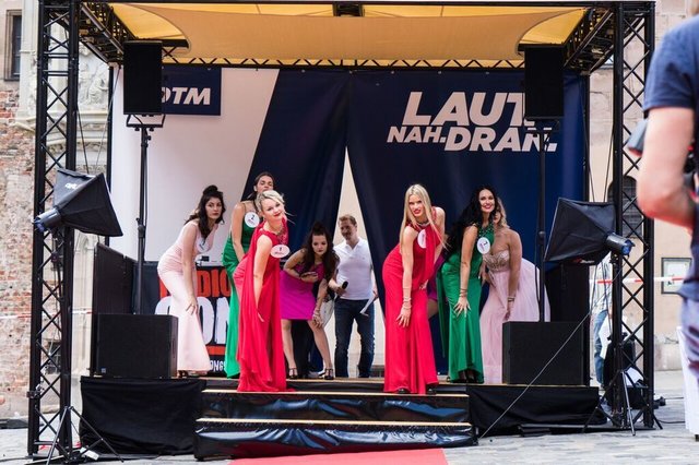 Eleganz zählt: Im dritten Durchgang zeigen sich die Teilnehmerinnen in Abendrobe.  Foto: © Marco Huber