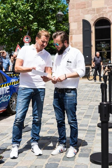 Moderator Guido Seibelt (Gong 97.1) geht mit MCN-Sprecher Philipp Schwarm das Programm für die Show durch.  Foto: © Marco Huber