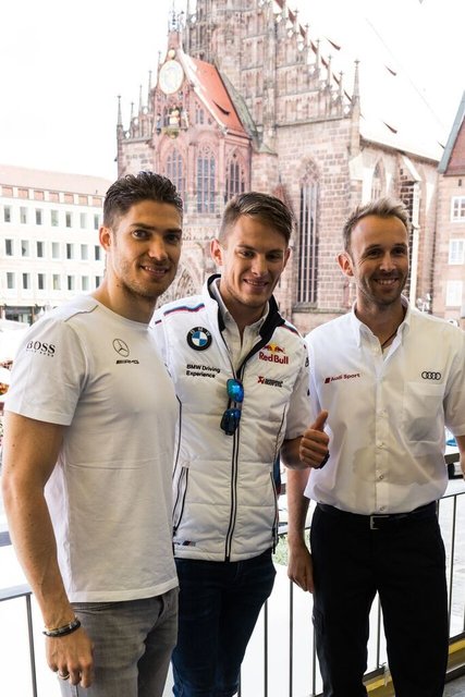Edoardo Mortara (il., Mercedes), Marco Wittmann (Mitte, BMW) und René Rast (re., Audi) vor der Frauenkriche am Hauptmarkt. Foto: © Marco Huber