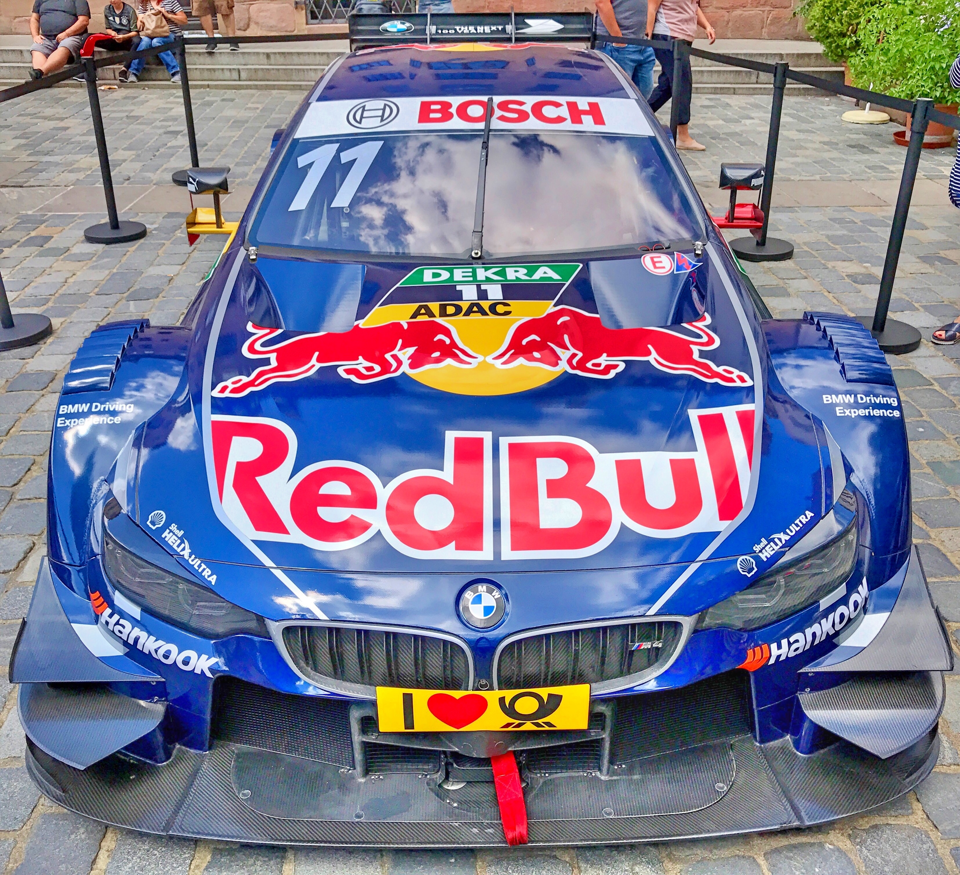 Absoluter Hingucker am Sebalder Platz: Der über 500 PS starke BMW M4 von DTM-Champion Marco Wittmann. Foto: © Peter Maskow