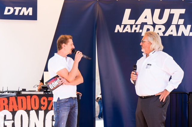 Guido Seibelt (Gong 97.1) auf der Bühne im Gespräch mit Wolfgang Schlosser, dem Chef des Motorsportclub Nürnberg (MCN). Foto: © Marco Huber