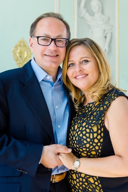 Auch nach 25 Jahren Ehe noch verliebt wie am ersten Tag: Elke und Kai Eschenbacher. | Foto: © Privat