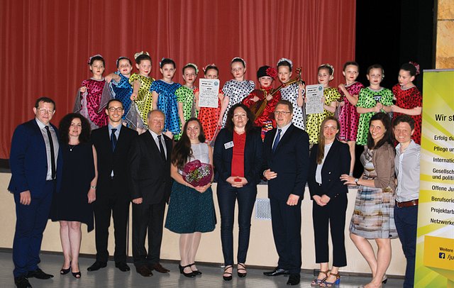 V.l.n.r. 1. Reihe: Walter Gauks, Vorsitzender des Jugendverbands der Landsmannschaft der Deutschen aus Russland (LMDR) e.V,  Marina Posmyk, Tanzlehrerin des Kinder- und Jugendtanzensemble "Regenbogen", Temir Vasihov, Vorsitzender des Vereins JugBi e.V., Ewald Oster, Vorsitzender der Landesgruppe LmDR-Bayern, Nelli Geger, Vorsitzende der Jugend-LmDR-Bayern, Oxana Strobel, stellvertretende Vorsitzende des Integrationsrates der Stadt Nürnberg, Waldemar Eisenbraun, Bundesvorsitzender der LMDR e.V., Ludmila  Iln