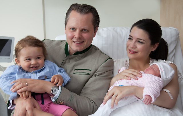 Charles Graf von Faber-Castell und Ehefrau Melissa präsentierten stolz ihr Töchterchen Carla Victoria. Auch der kleine Leonhard Alexander strahlt vor Freude über seine kleine Schwester.
