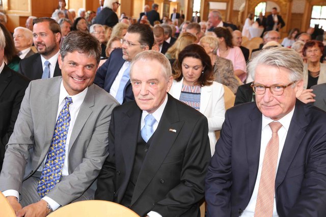 FAU-Prädident Prof. Dr. Joachim Hornegger, NÜRNBERGER-Ehrenaufsichtsratsvorsitzender Hans-Peter Schmidt und Unternehmer Peter Kurz. Foto: Udo Dreier