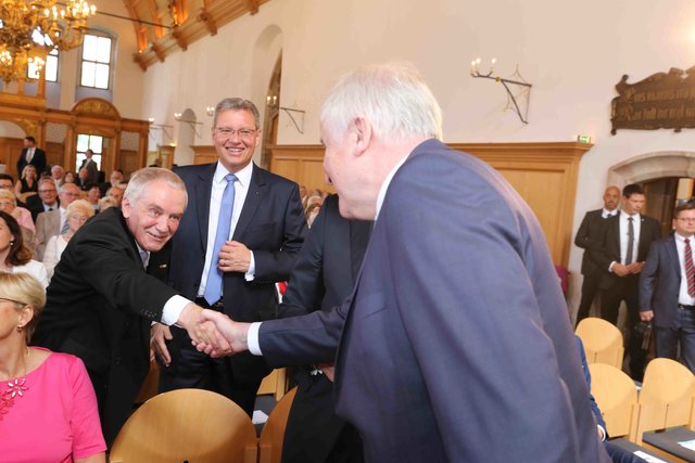 Hans-Peter Schmidt (Honorarkonsul Tschechien) begrüßt Ministerpräsident Horst Seehofer. In der Mitte: Messe-Chef Dr. Roland Fleck. Foto: Udo Dreier