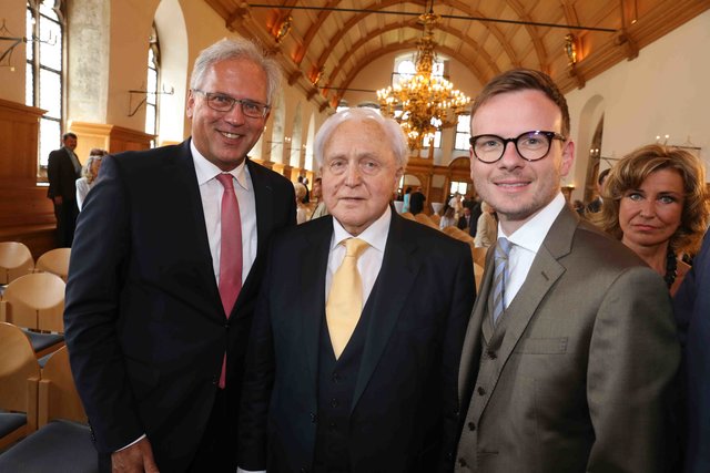 Bezirkstagspräsident Richard Bartsch mit Dr. Oscar Schneider und CSU-Fraktionschef im Bezirkstag Peter Daniel Forster. Foto: Udo Dreier
