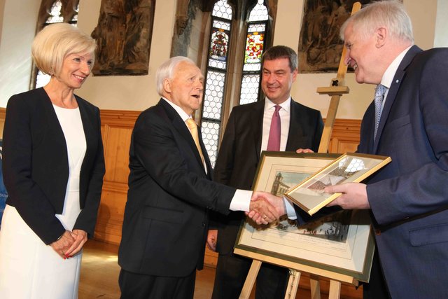 Auch von Horst Seehofer gab es zum Geburtstag einen kosbaren Stich für den Jubilar. ,,Natürlich nicht so teuer wie der vom Bezirksverband", scherzte der Ministerpräsident. Foto: Udo Dreier