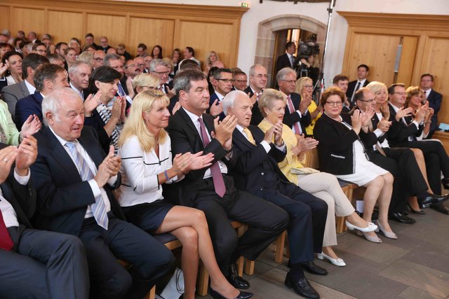 Erste Reihe: Ministerpräsident a.D. Dr. Günther Beckstein, Karin Baumüller-Söder, Dr. Markus Söder, Dr. Oscar Schneider, Gattin Jossy, Landtagspräsidentin Barbara Stamm und Bundeslandwirtschaftsminister Christian Schmidt. Foto: Udo Dreier