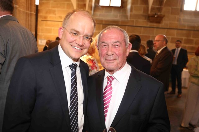 CSU-Bundestagskandidat Sebastian Brehm mit Werner Behringer (Bratwursthäusle bei St. Sebald). Foto: Udo Dreier