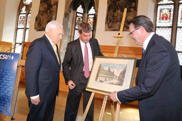 Dr. Markus Söder und Michael Frieser überreichen das Geschenk des Bezirksverbands an Dr. Oscar Schneider: einen kostbaren Kupferstich von der Fassade des Wolffschen Baus. Foto: Udo Dreier