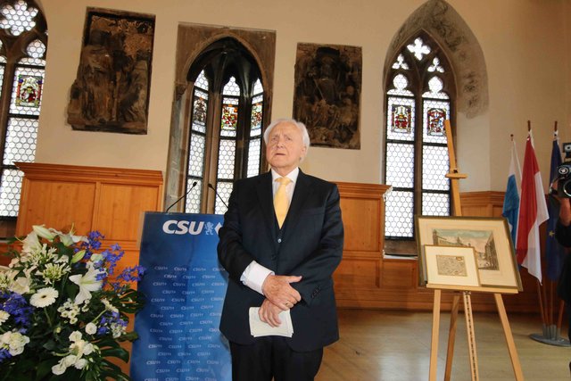 Jubilar Dr. Oscar Schneider bei seiner Dankesrede im Historischen Rathaussaal. Foto: Udo Dreier