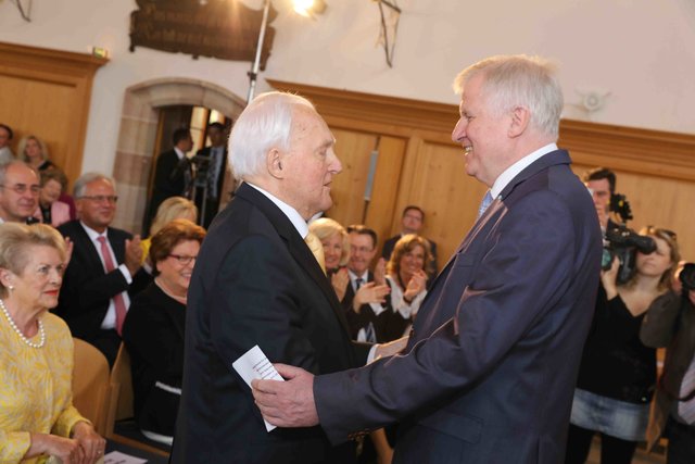 Ministerpräsident Horst Seehofer beglückwünscht Dr. Oscar Schneider. Foto: Udo Dreier
