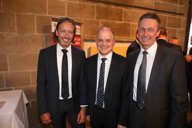 Sie bewirteten die Gäste des Empfangs: die Gastronomen Thomas (links) und Michael (rechts) Förster (Bratwurst Röslein) mit CSU-Fraktionschef Sebastian Brehm. Foto: Udo Dreier.