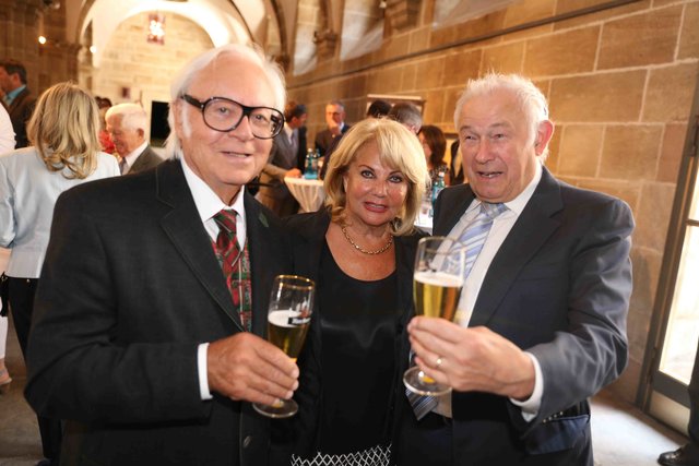 Beim Empfang nach dem Festakt: Werner Brombach (Brauerei Erdinger) mit Gastro-Legende Sissy Kleinke-Kühnel und Ministerpräsident a.D. Dr. Günther Beckstein. Foto: Udo Dreier