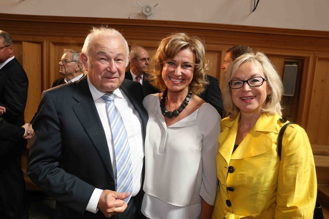 Ministerpräsident a.D. Dr. Günther Beckstein mit Bundestagsabgeordneter Dagmar Wöhrl und Barbara Regitz, Bezirksvorsitzende der Frauen Union Nürnberg-Fürth-Schwabach. Foto: Udo Dreier