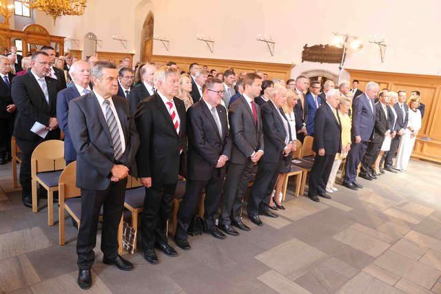 Zu Ehren des verstorbenen Altbundeskanzlers Dr. Helmut Kohl hat sich die Festgemeinde zu einer Gedenkminute erhoben. Foto: Udo Dreier