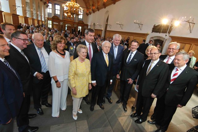 Die Prominenz der CSU war zu Ehren von Dr. Oscar Schneider ins Rathaus gekommen. Foto: Udo Dreier