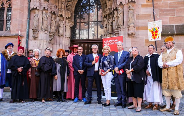 Die Langenzenner Theatergruppen, Kulturreferentin Prof. Dr. Julia Lehner (6.v.r.), Regionalbischof Prof. Dr. Stefan Ark Nitsche (Mitte), Ministerialdirektor Herbert Püls (5.v.r.), der künstlerische Leiter Folkert Uhde (8.v.r.) und Regisseurin Gabriele Küffner (4.v.r.) bei der Präsentation des Programmes zum Reformationsfest vor der Sebalduskirche. | Foto: Nicole Fuchsbauer