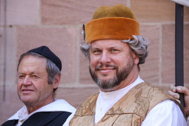 Historisch genau: Dirk Klemesch (r.) spielt die Figur ,,Friedrich, der Weise", Kurfürst von Sachsen. Er unterstützte Martin Luthers Aufbegehren. Im MarktSpiegel Video ist ein Spontanauftritt auf dem Sebalder Platz zu sehen! Links im Bild Johann Tetzel, gespielt von Klaus Roscher. | Foto: Nicole Fuchsbauer