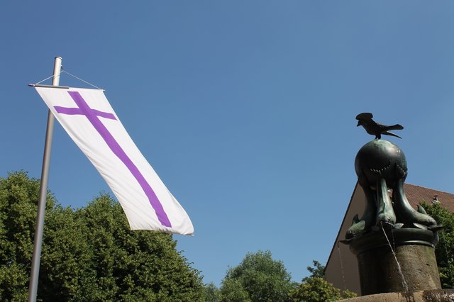 2016: Friedenstaube und Kirchweihflagge am Palmplatz erinnern an die tiefere Bedeutung des Kirchweihfestes. | Foto: © Victor Schlampp